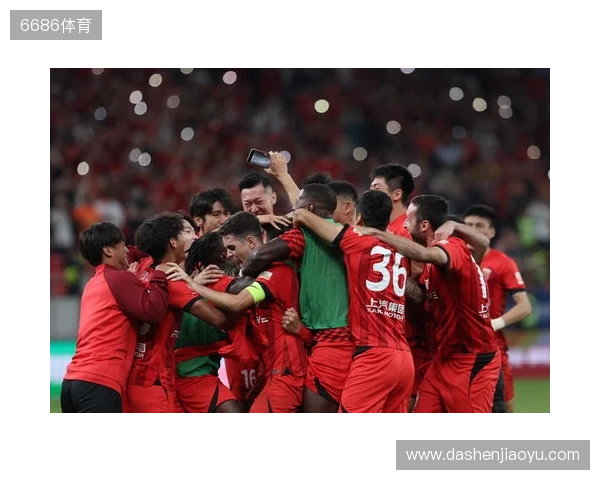 三连冠！上海海港加冕2025赛季中超冠军，摘下队史中超第四星